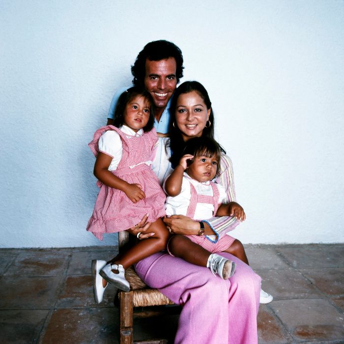 Julio Iglesias e Isabel Preysler con sus dos hijos mayores