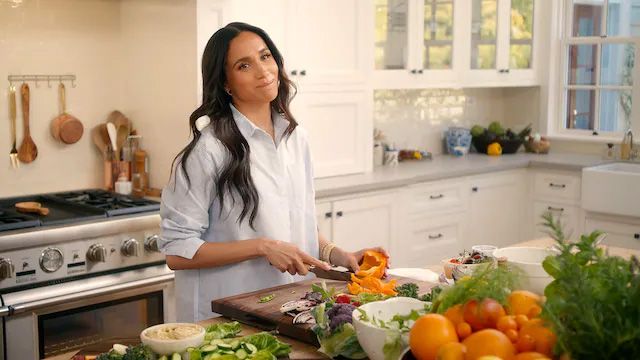 Meghan Markle cocinando en su mansión, como nos muestra su próximo documental en Netflix