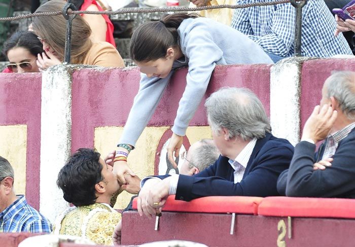 Francisco cogió la mano de su hija y le dio un cariñoso beso
