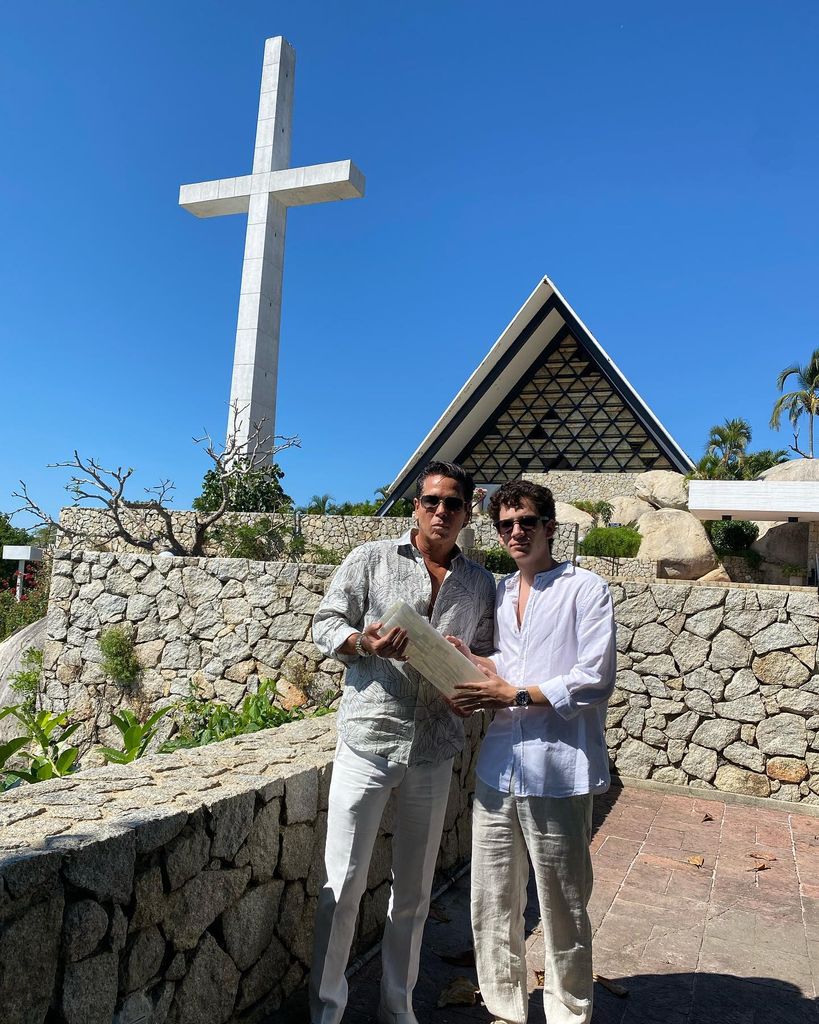 Roberto Palazuelos depositó las cenizas de su padre en una capilla de Acapulco.