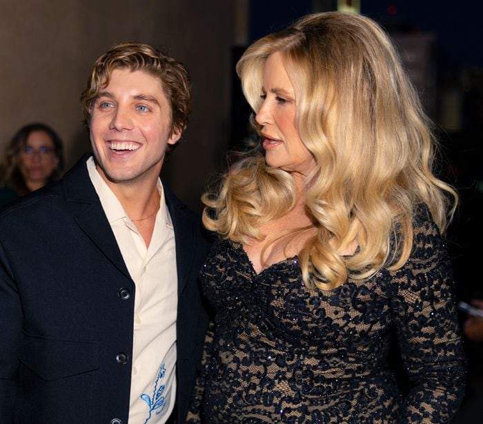 Lukas Gage y Jennifer Coolidge 