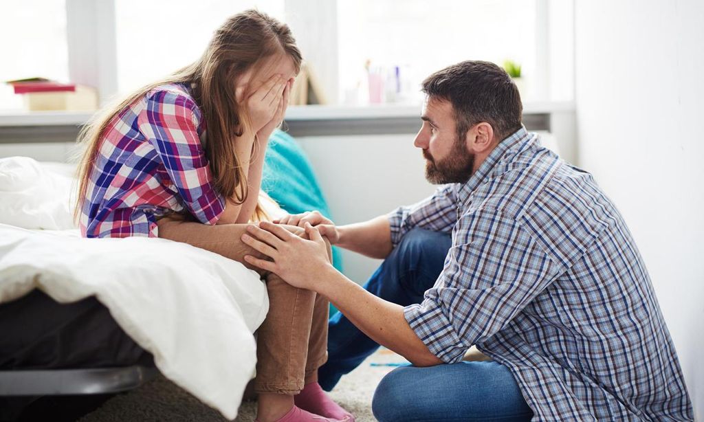 padre hablando con su hija adolescente