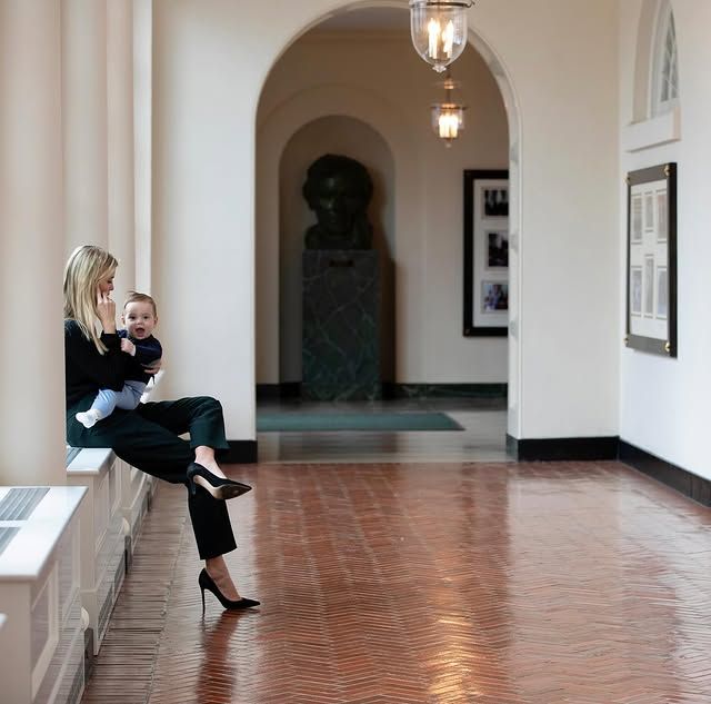 Ivanka en la Casa Blanca con Theodore en sus brazos, el más pequeño de sus tres hijos, Theodore