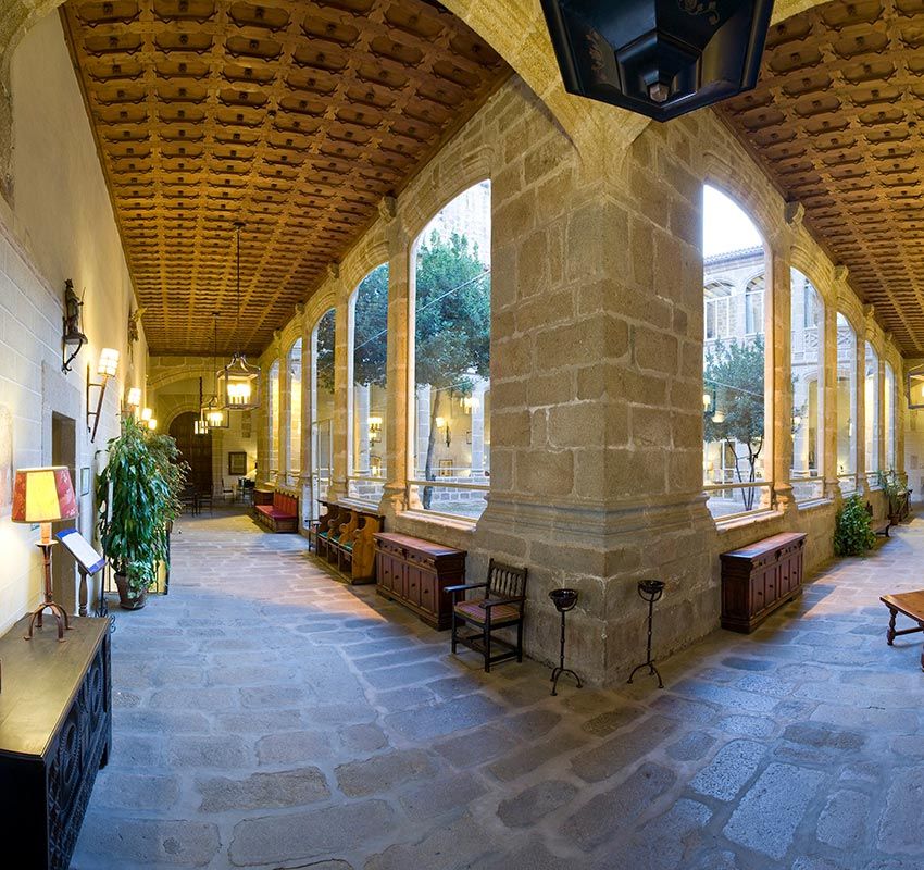 Panorámica del claustro del Parador de Plasencia