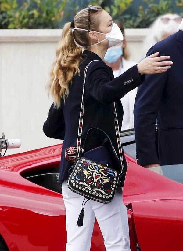 Beatrice Borromeo con bolso étnico