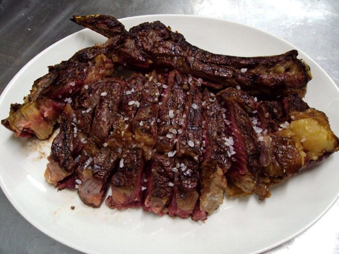 En el asador 'La Fragua' (Jaca) los amantes de la carne pueden dar rienda suelta a su 'pasión carnívora'. 
