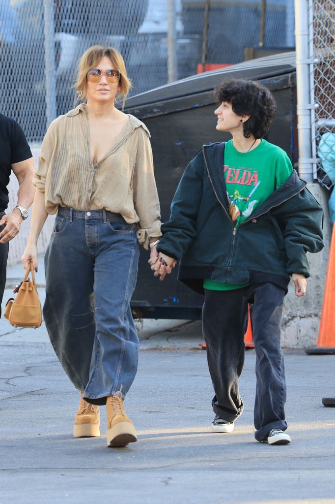 Jennifer y Emme salieron de compras un mercadillo en West Hollywood.