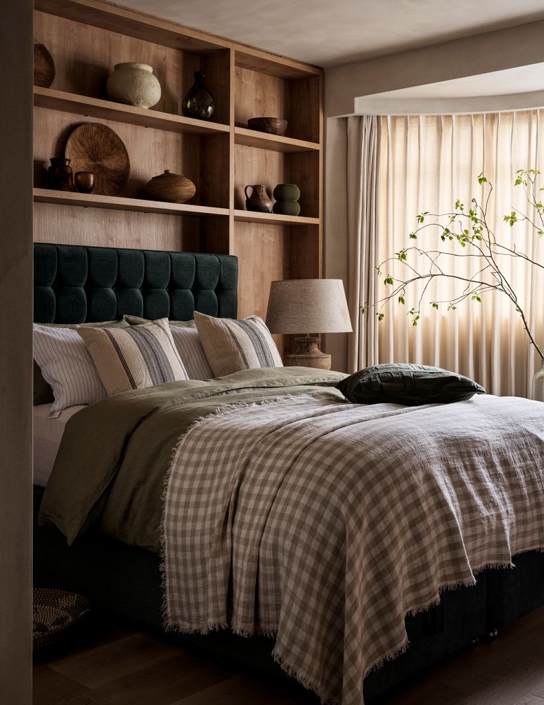 Bedroom in wood and natural tones