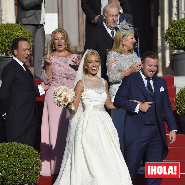 Vicente, el primogénito del seleccionador nacional de fútbol, se casó con Arola Pérez, su novia de toda la vida, en la iglesia de Los Jerónimos de Madrid
