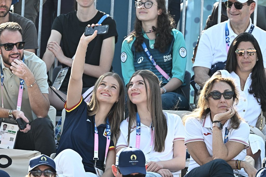 La princesa Leonor y la infanta Sofía en un partido de vóley playa de los Juegos Olímpicos de París el 29 de julio de 2024