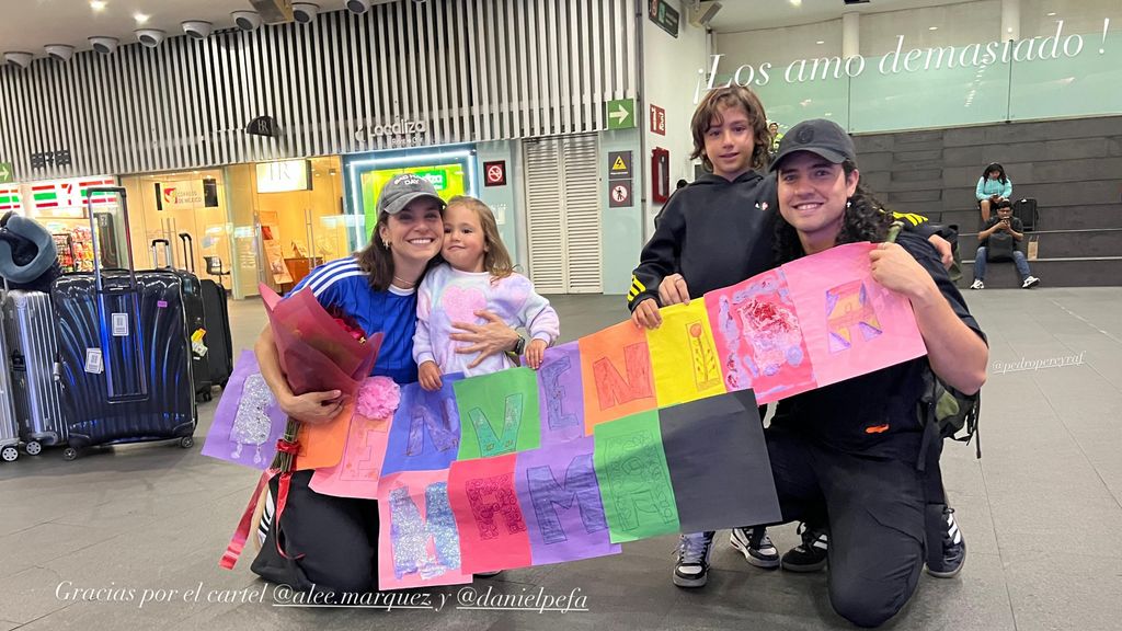 Amelia y Patricio le hicieron un cartel de bienvenida a su mamá 