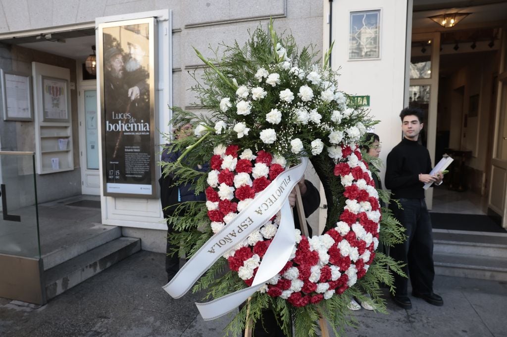 Corona de flores de la Filmoteca Nacional, institución que presidió Chema Prado, pareja de Marisa Paredes, durante 27 años