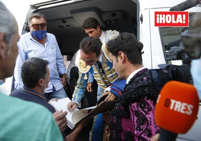 Enrique Ponce, a su llegada a la plaza de Navas de San Juan