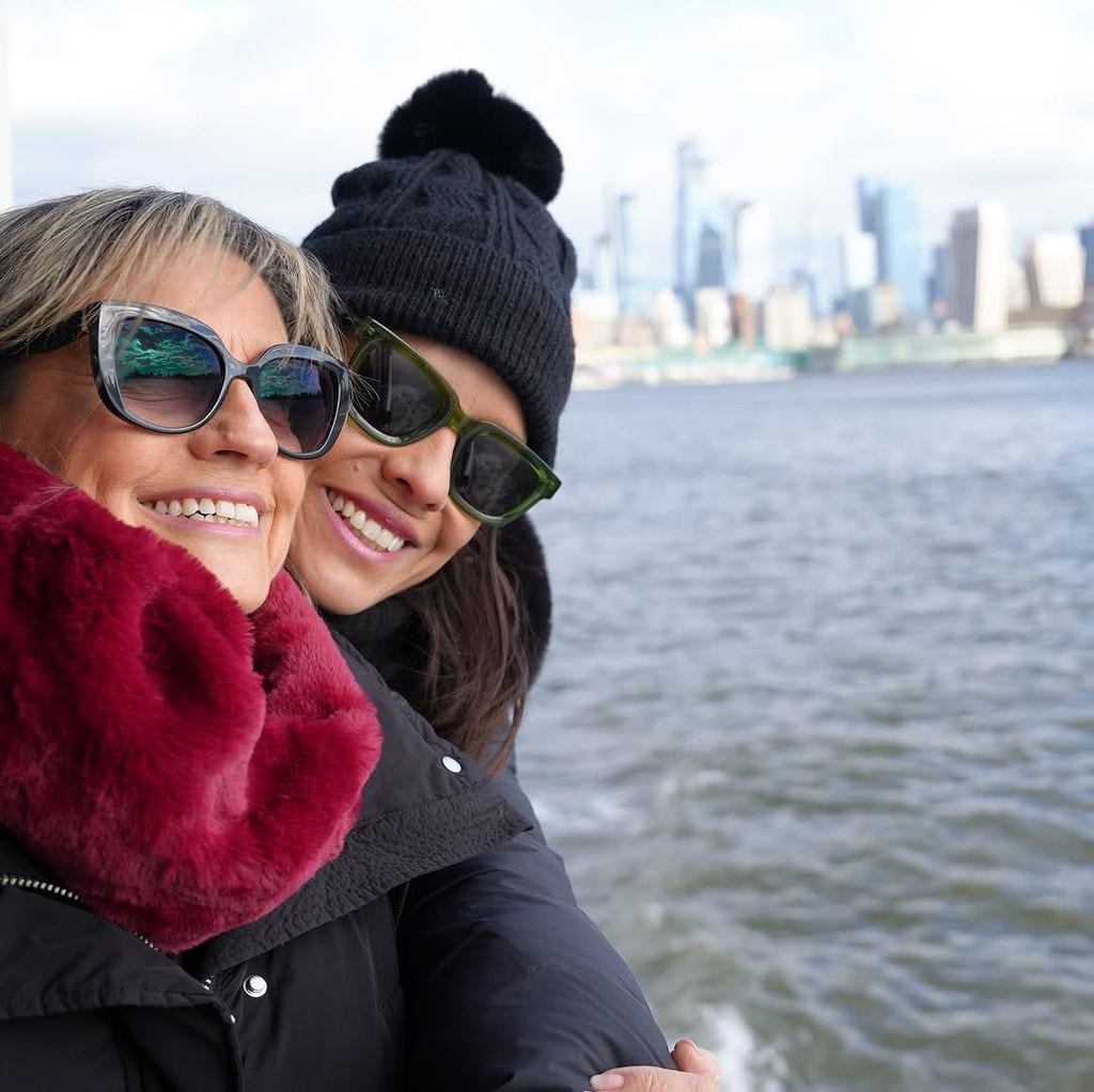 Sara Rubio y su madre con Manhattan al fondo