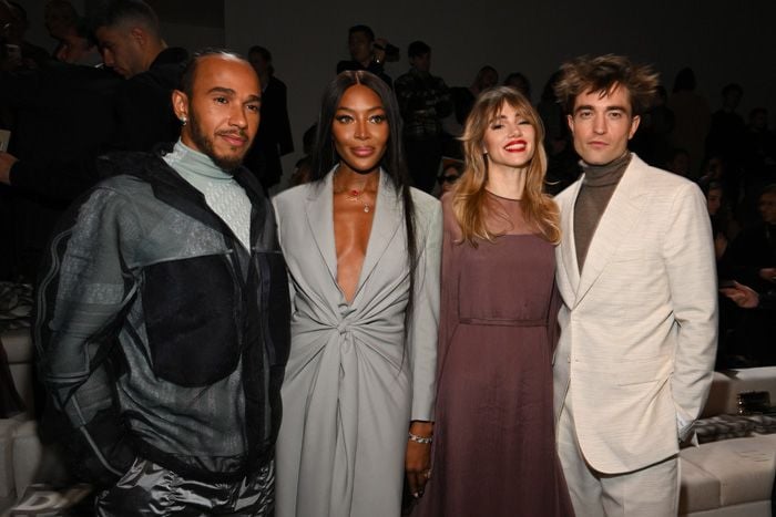 Suki Waterhouse y Robert Pattinson con Naomi Campbell y Lewis Hamilton