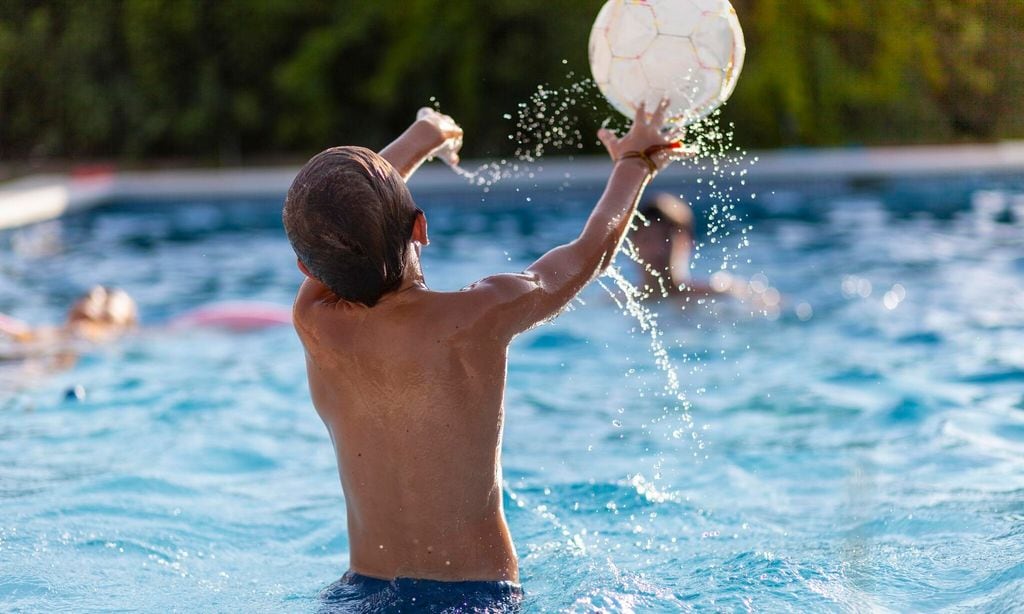 ni os juegan con la pelota