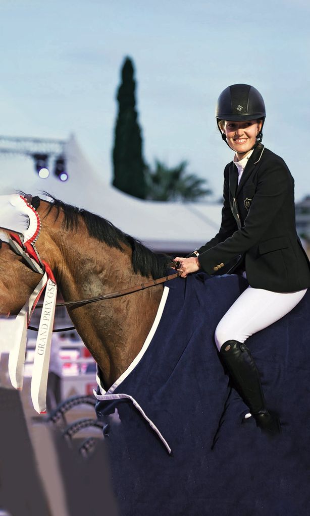 Marta Ortega a caballo