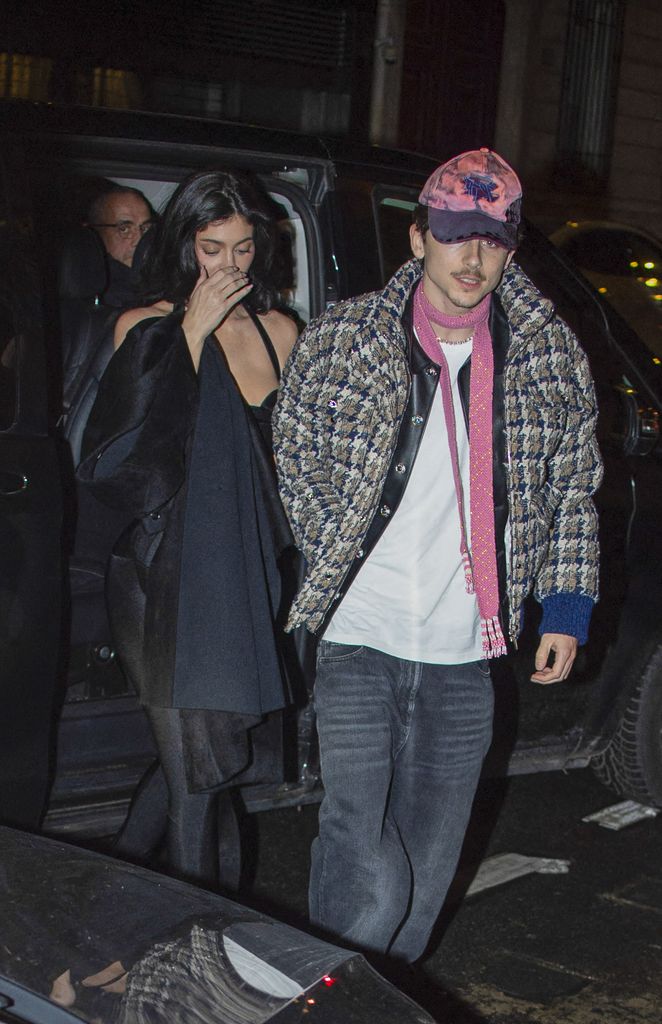 Photo © 2025 Best Image/The Grosby Group

Timothée Chalamet and Kylie Jenner had a romantic dinner at the Bar des Prés Montaigne after the premiere of the film "A Perfect Stranger" in Paris on January 16, 2025.****

Timothée Chalamet y Kylie Jenner tuvieron una cena romántica en el Bar des Prés Montaigne después del estreno de la película "Un perfecto extraño" en París el 16 de enero de 2025.