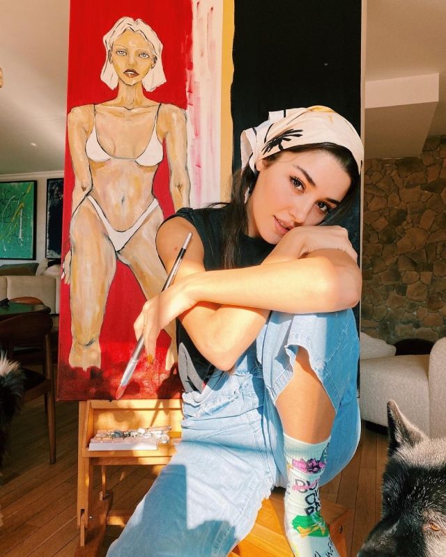 Hande Erçel estudia Bellas Artes y pintar se le da a las mil maravillas