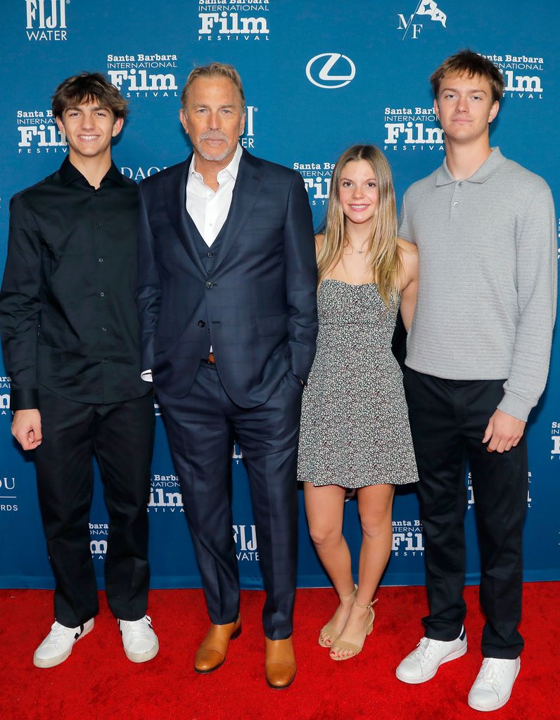 Kevin Costner con los tres hijos que tuvo con su ex Christine Baumgartner, Hayes, Grace y Cayden