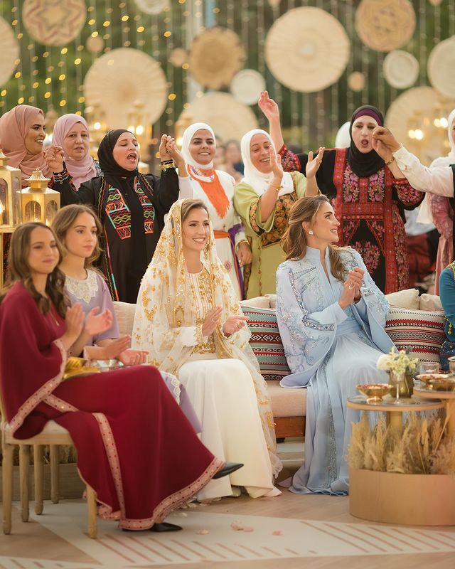 La reina Rania de Jordania y sus hijas en la fiesta de la henna de Rajwa 