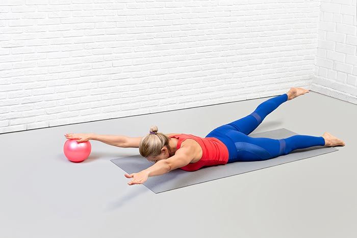 mujer haciendo ejercicio the swimming pilates