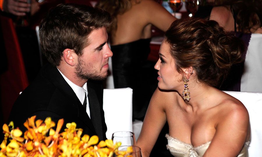 Miley Cyrus y Liam Hemsworth en la fiesta de  la fundación contra el SIDA de Elton John