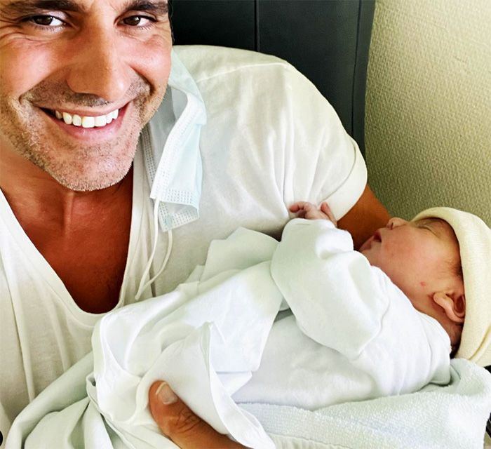 Ion Aramendi y su hija recién nacida