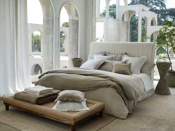 Cuando contemplas esta cama, sólo piensas en sumergirte entre sus sábanas, cojines y colchas y dejar que el sueño te venza. Vestida de Zara Home (zarahome.com), la combinación de camel y blanco es perfecta y pone una nota delicada nota natural.
