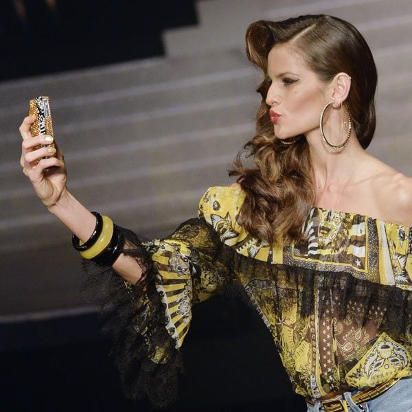 Izabel Goulart, haciéndose un 'selfie' en el que presume de melena sobre el hombro, en el desfile de Jean Paul Gaultier.
