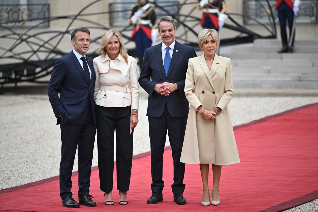 El primer ministro de Grecia,  Kyriakos Mitsotakis, con su esposa, Mareva Grabowski-Mitsotaki, posando con los Macron en la recepción que han hecho en el Elíseo antes de dar comienzo las Olimpiadas de París 2024