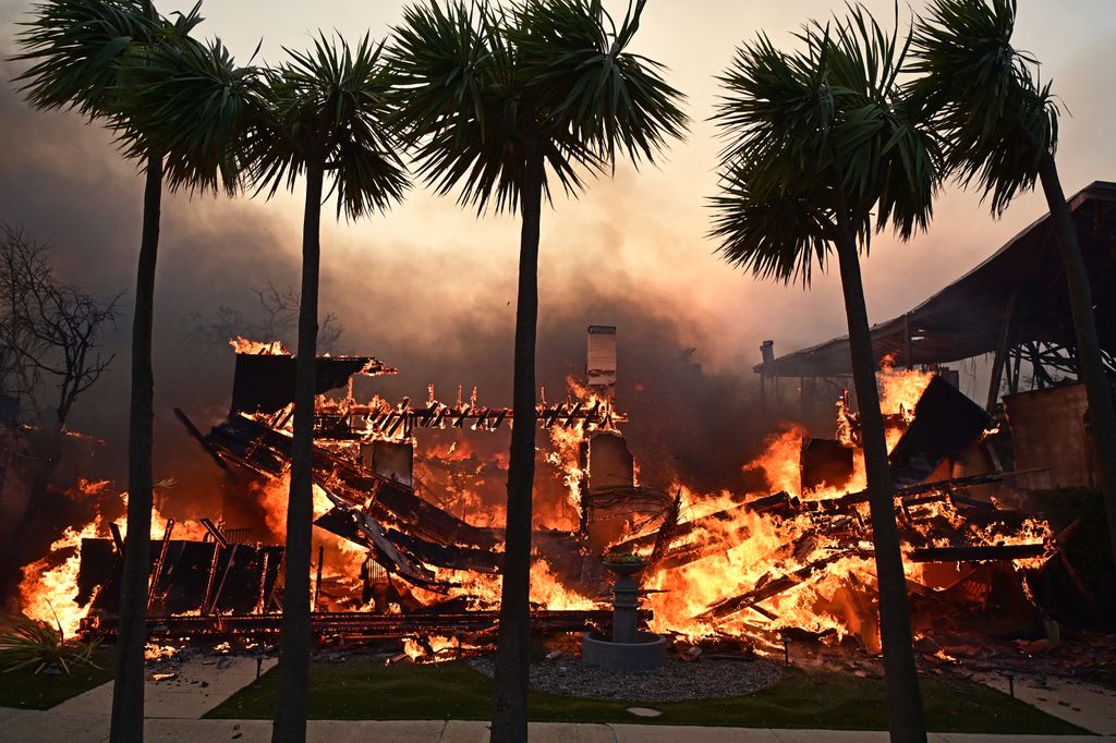 Las autoridades de Los Ángeles prevén que el fuego continúe a lo largo de esta semana