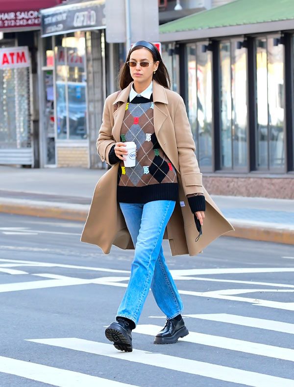 irina shayk abrigo beige