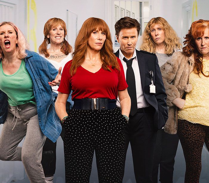 Fotograma de 'Entre reja y reja'. Esta serie de humor se diferencia por la actuación de Catherine Tate, pues ella misma da vida a prácticamente todos los personajes que aparecen en la ficción