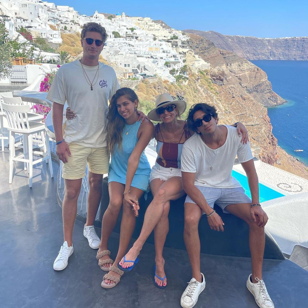 Lili Estefan con sus hijos Lina y Lorenzo Luaces, y Sean Salazar