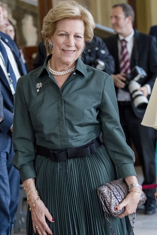 La reina Ana María vuelve a sonreír en Londres y Pablo de Grecia debuta como jefe de la Casa Real helena