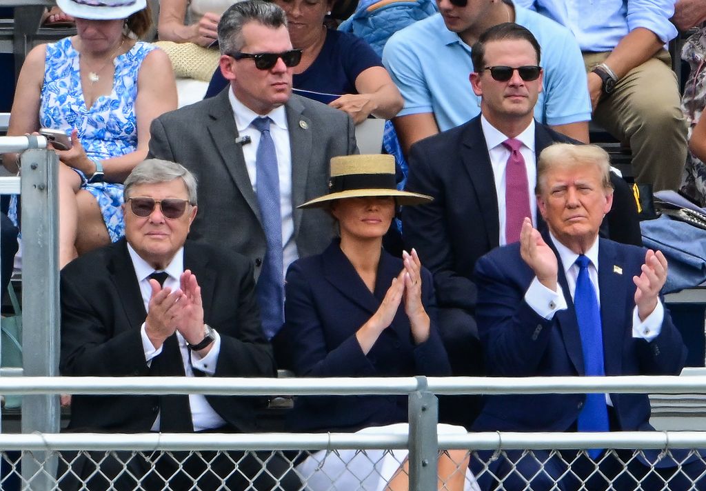 Viktor Knavs, Melania Trump y Donald Trump en la graduación de Barron, en mayo del año pasado.