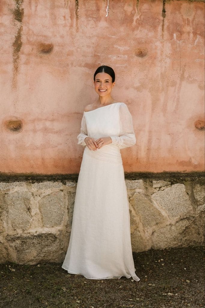 Vestido de novia asimétrico de Aleste Atelier