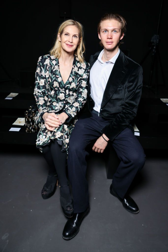 Kelly Rutherford y Hermés Gustaf Daniel Giersch en el desfile primavera-verano 2025 de Rahul Mishra celebrado en París este mes de enero