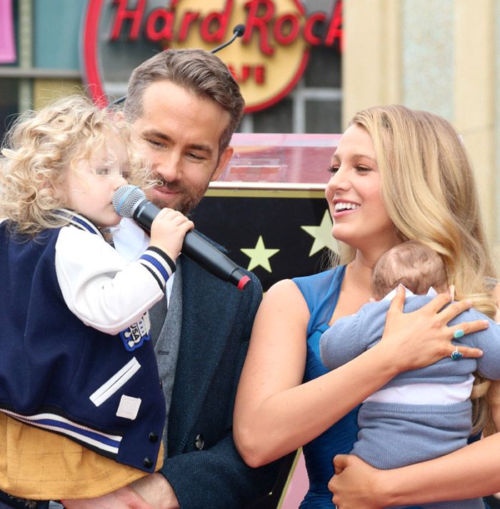 Ryan Reynolds y Blake Lively junto a dos de sus hijos 