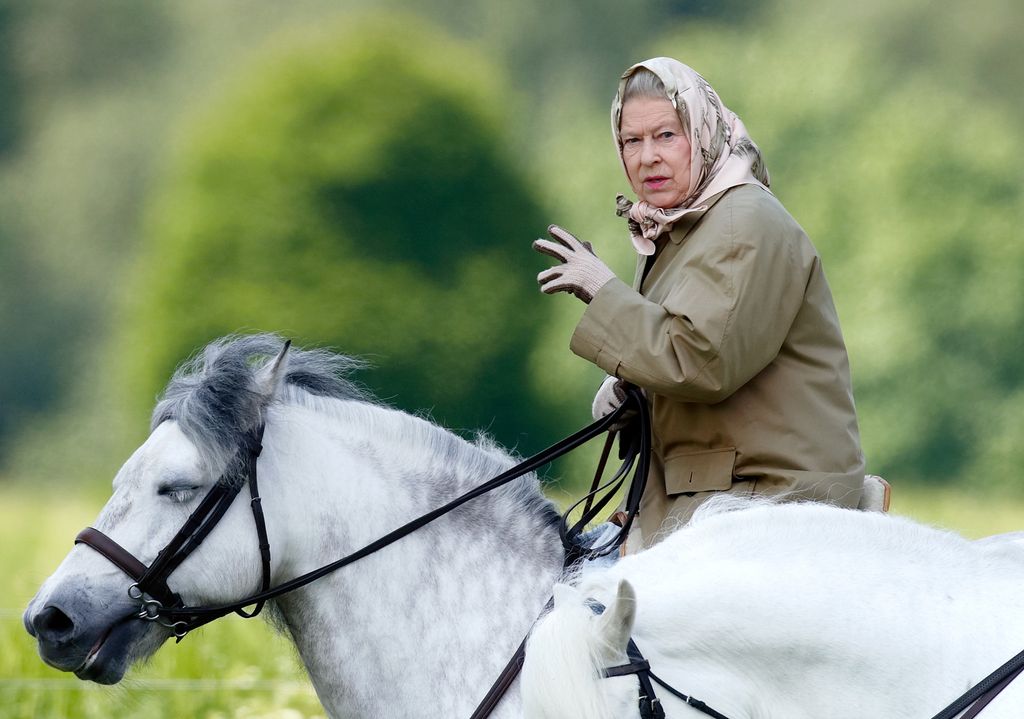 La reina Isabel II, a caballo