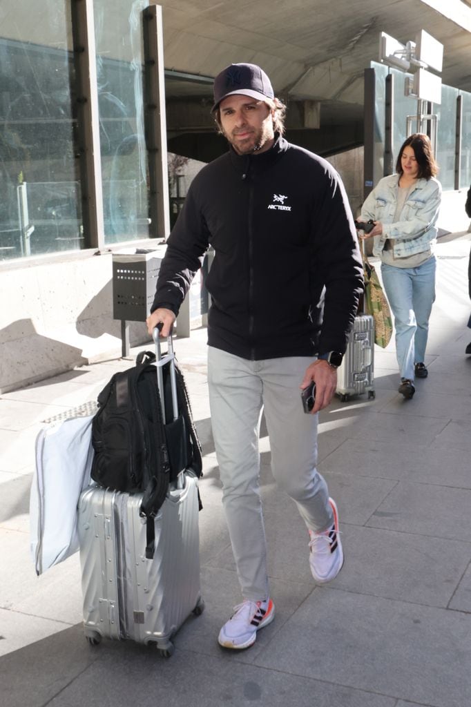 Álvaro Falcó e Isabelle Junot a su llegada al aeropuerto, a 10 de diciembre de 2024, en Madrid (España) 