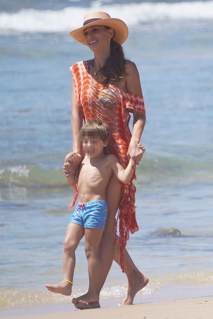 Eva González disfruta de sus vacaciones junto a su hijo a 18 de agosto de 2022 en Cádiz