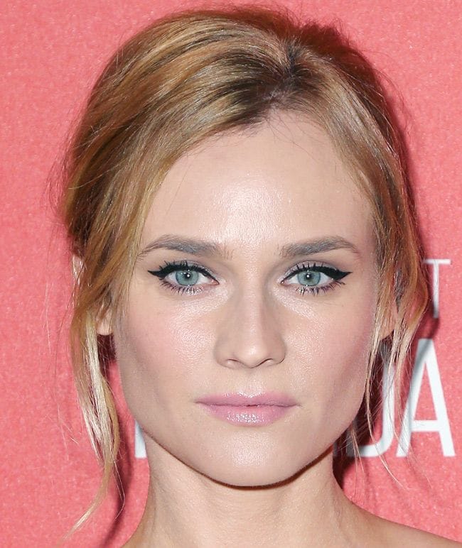 Diane Kruger o sofisticación elevada a la máxima potencia. Tan sólo le hace falta un eyeliner negro para conseguir una mirada felina y un labial rosa para estar perfecta. ¡Nos encanta!
