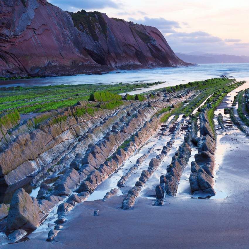 playa de itzurun flysch de zumaia en la costa vasca de guipuzcoa