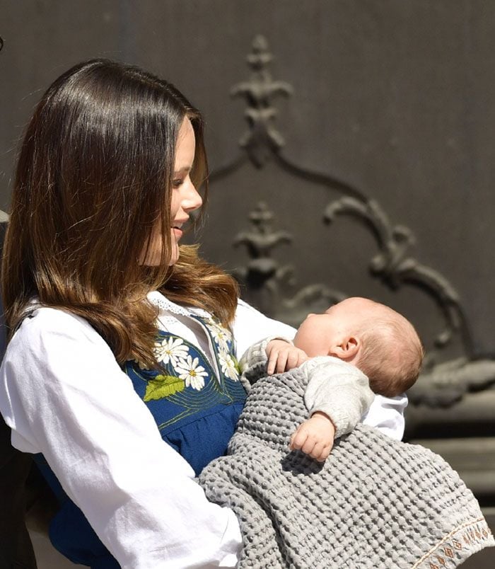 Las miradas y las aclamaciones de los seguidores de la Familia Real sueca tenían un nuevo destinatario este Día Nacional de Suecia: el pequeño príncipe Alexander, que hacía su gran debut oficial ajeno a la importante responsabilidad
