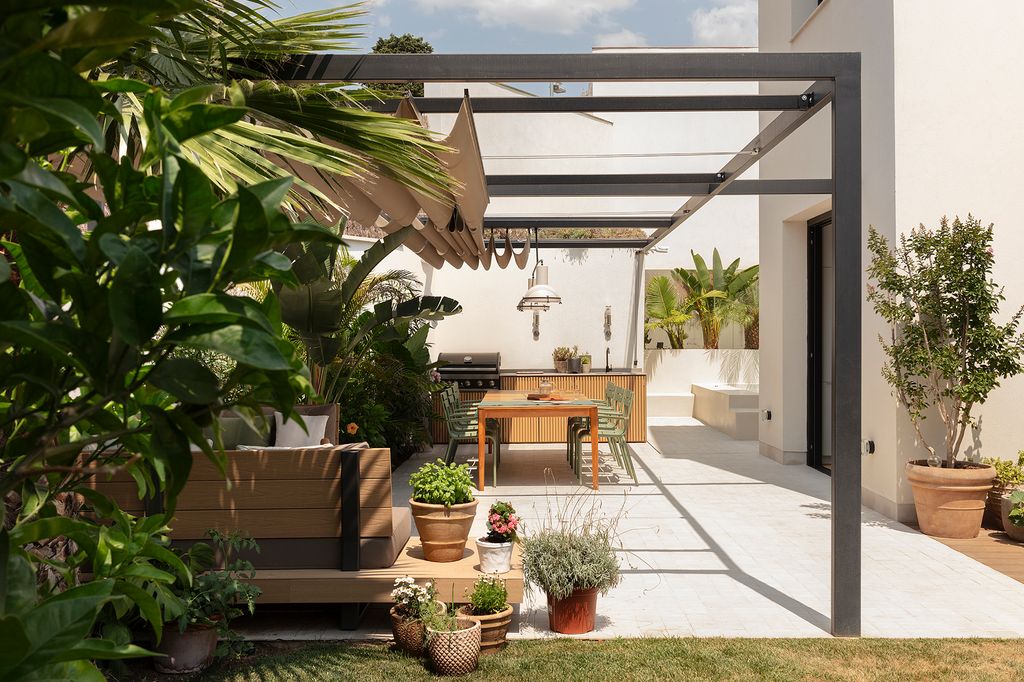 Porche con sombras de una pérgola con techo textil