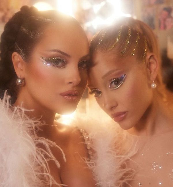 Ariana Grande caracterizada como Nomi Malone de 'Showgirls'