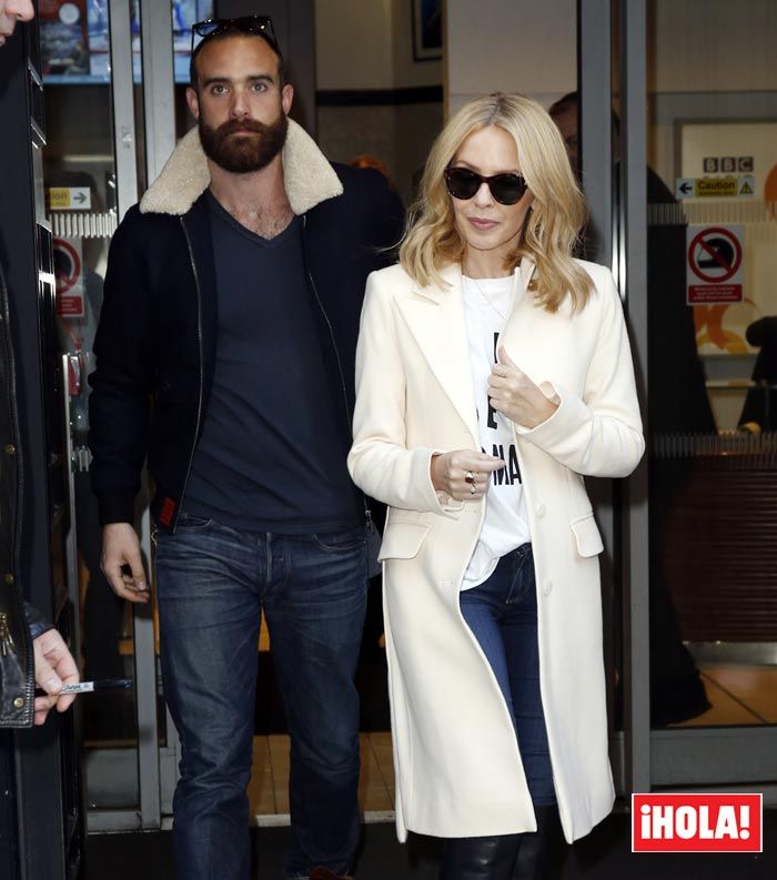 Kylie MInogue y Joshua Sasse no están casados. La pareja lo ha desmentido en sus redes sociales con un mensaje del actor: "Al parecer he estado en una gran boda griega… ojalá hubiera estado allí”. Sumado al hashtag #rumoursrumoursrumours 
