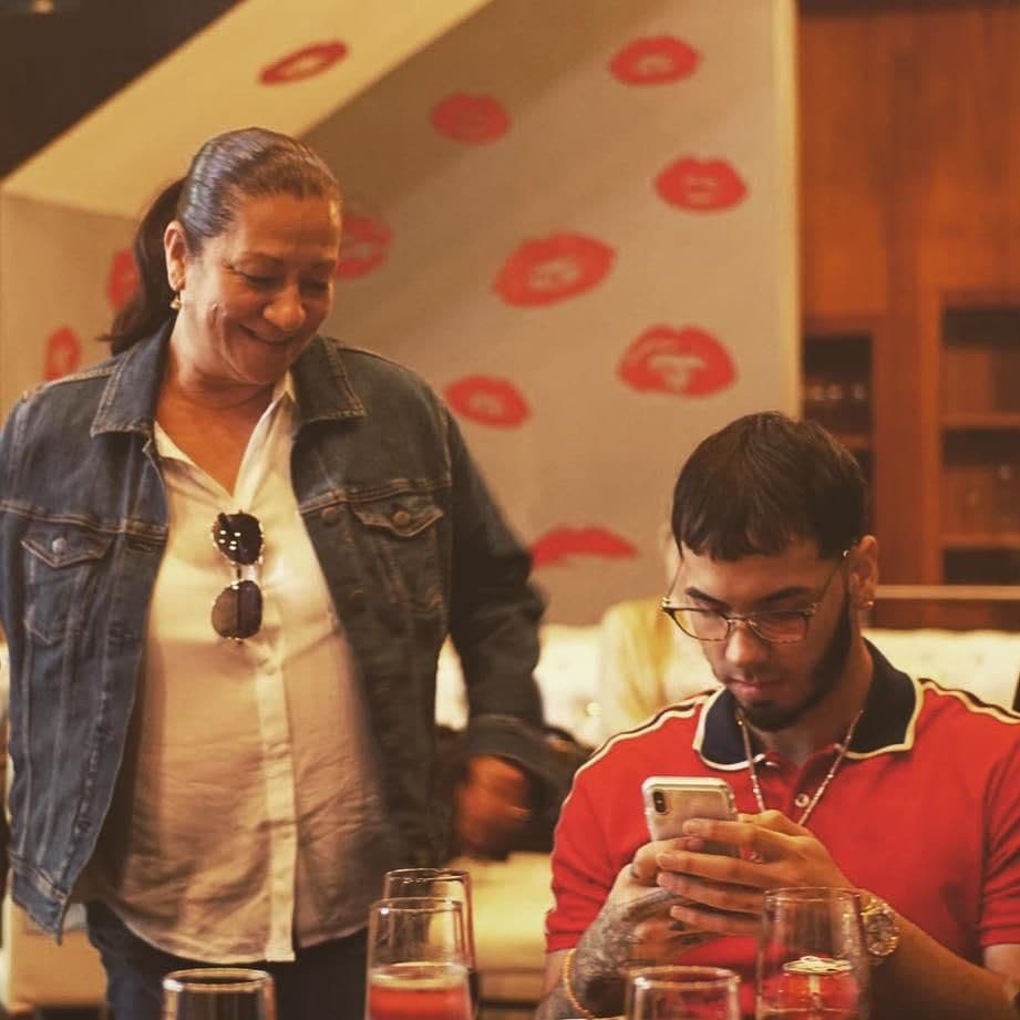 Anuel AA y su mamá